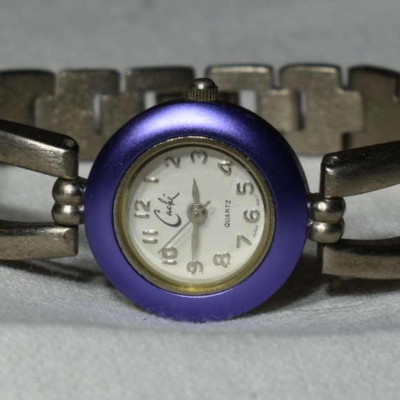 Cache Cuff Bracelet Quartz Watch - Picture 7 of 9